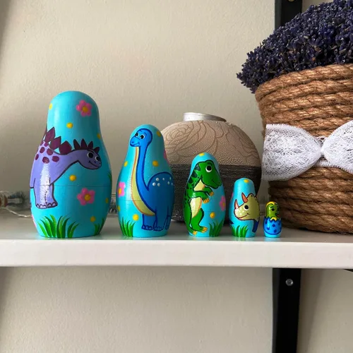 Vista 4 de AEVVV Juego de 5 muñecas anidables de dinosaurio, muñecas rusas de dinosaurio, figuras de dinosaurio de madera