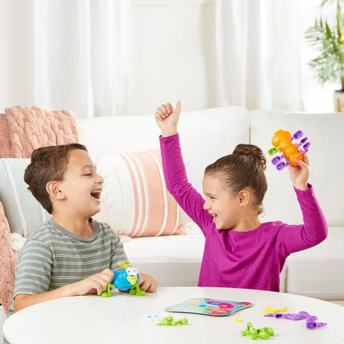Vista 4 de Hasbro Gaming Cootie - Juego de construcción de insectos para mezclar y combinar 2 a 4 jugadores Juegos de mesa fáciles de preescolar Regalos