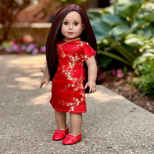 Vista 2 de Asian Beauty - Vestido tradicional asiático rojo y dorado con zapatos rojos, ropa para muñecas de 18 pulgadas (toll no incluido) Vestido