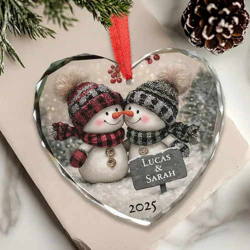 Vista 2 de Noni Adorno personalizado de cristal de corazón para parejas, nombres personalizados impresos y año 2026, muñeco de nieve para parejas, recuerdo