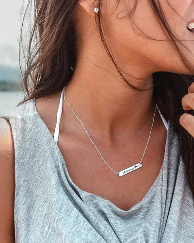 Vista 7 de Collar de barra horizontal de fuerza para mujer, joyería de fuerza, un collar de motivación, colgante de mantra es un dije inspirador, regalo