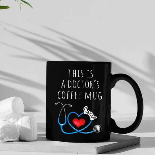 Vista 4 de Taza de café negra personalizada, regalo para agradecimiento al médico, divertida taza de café con texto en inglés "This Is A Doctor's Doctor's 11
