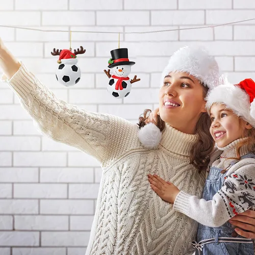 Vista 4 de Jetec 2 piezas de sombrero de Navidad adorno de fútbol muñeco de nieve colgante adorno de Navidad reno de fútbol colgante de resina muñeco de nieve