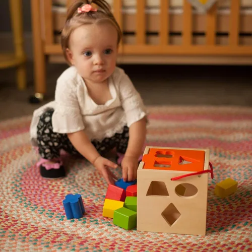Vista 3 de Fat Brain Toys Clasificador de formas para llevar - Juguete de aprendizaje Montessori de madera, 12 meses +