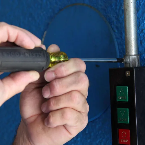 Vista 5 de Klein Tools 32378 Juego de destornilladores de punta combinada, fabricado en Estados Unidos, con puntas de combinación #1 y #2 y asas de agarre