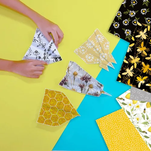 Vista 8 de Paquete de papel de origami con patrón de abeja, 24 hojas de una cara de 6 x 6 pulgadas, fondo de miel, álbum de recortes de panal de abeja, papel