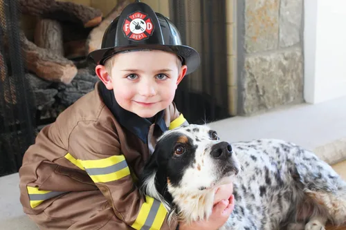 Vista 4 de Little Adventures Disfraz de bombero para niños, pantalones lavables a máquina, chaqueta y tirantes (el sombrero se vende por separado)