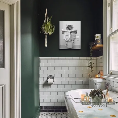 Vista 4 de Divertido lienzo de pared de gato en blanco y negro, decoración moderna de pared de baño, gato sentado en el inodoro, lectura de periódicos, pintura