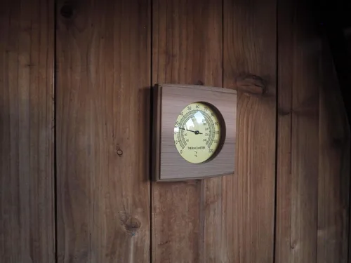 Vista 3 de HSE - Termómetro mecánico de cedro para sauna con diseño minimalista y esferas de vidrio
