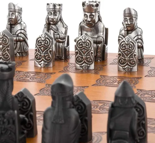 Vista 2 de Royal Selangor Acabado a mano The British Museum Collection Pewter Lewis Juego de ajedrez Regalo