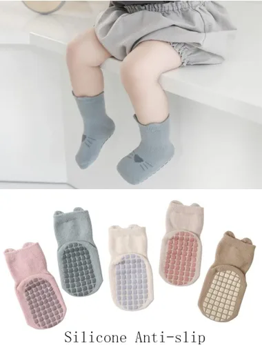 Vista 4 de FYLuoke Calcetines antideslizantes para bebés, niños y niñas, 5 pares de calcetines antideslizantes para bebés y niños pequeños