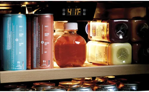 Vista 5 de GE Enfriador de vino y refrigerador de bebidas Mini refrigerador con cerradura y llave incluidas Completo con estantería de roble, exterior
