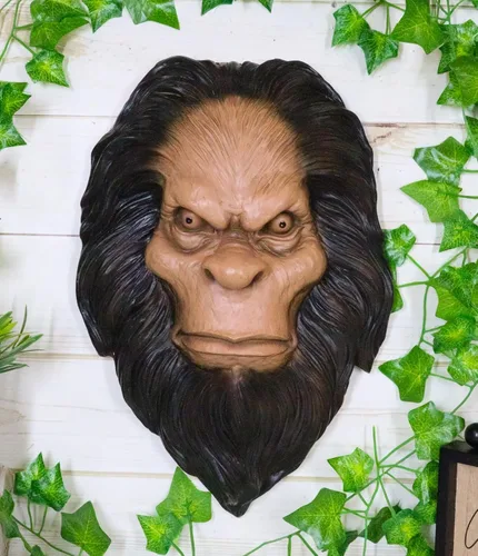 Vista 2 de Ebros Gift Mítica criatura misteriosa Sasquatch Big Foot Yeti gigante homínido decoración de pared figura de 15 pulgadas de alto hombre simio bestia