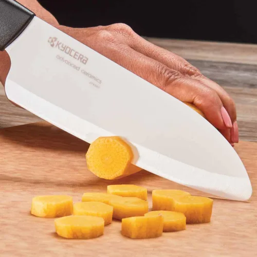 Vista 4 de Cuchillo Santoku de la marca Kyocera Advanced Ceramic y de la serie Revolution con 5 1/2 pulgadas, hoja blanca, Blanco KYOCERA Revolution 5.5-Inch
