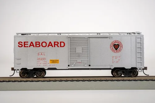 Vista 2 de Bachmann Trains - PS1 40' Box CAR - Seaboard® # 2525 - Beer CAR (Plata) - Escala HO