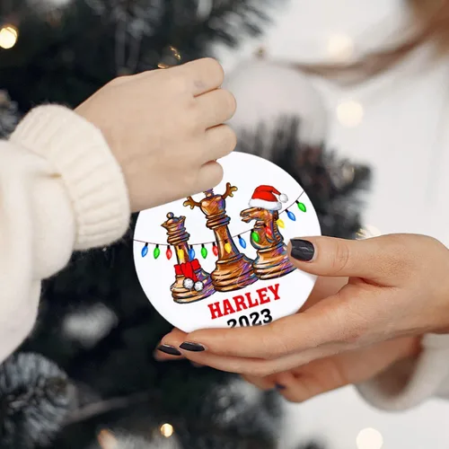 Vista 5 de Adorno de árbol de Navidad de ajedrez personalizado con nombre y año – Adorno personalizado para amantes del ajedrez Navidad 2023 – Adorno