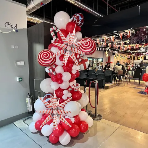 Vista 4 de Guirnalda de globos de Navidad, kit de arco de globos de Navidad rojos y blancos con globos de piruleta de bastón de caramelo de aluminio y globo