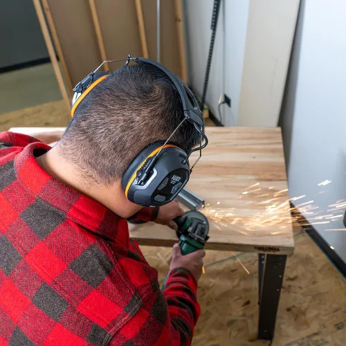Vista 8 de Klein Tools AESEM1 Orejeras de seguridad de protección auditiva con tecnología Bluetooth, NRR 20dB, tiempo de funcionamiento de 70 horas