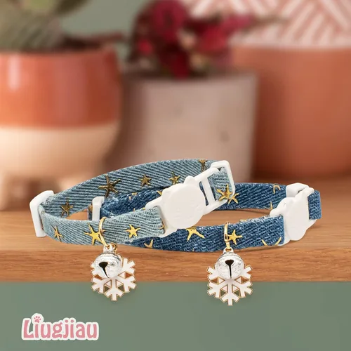 Vista 3 de Paquete de 2 Collares para Gatos Separables de Algodón con Campana Azul Oscuro y Azul Claro con Colgante de Copo de Nieve Blanco Lindo Collar