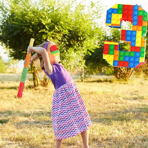 Vista 4 de Decoraciones de fiesta de cumpleaños de bloques de construcción para el tercer cumpleaños Número 3 Piñata con palo de piñata y venda para los ojos