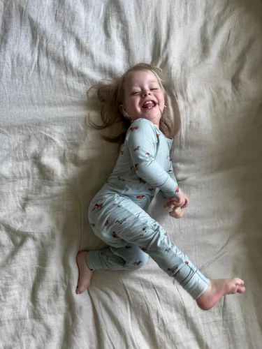 Vista 7 de GUNAMUNA Pijama unisex convertible ultrasuave para bebé, mameluco con cremallera para pañales, recién nacido a 24 meses