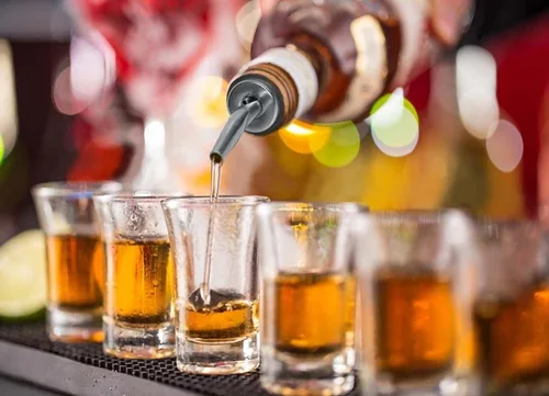 Vista 6 de WAFJAMF 2 boquillas para verter licor, vertedores de botellas de licor de acero inoxidable con tapas de goma para polvo y cepillo de limpieza