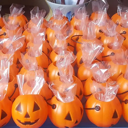 Vista 4 de 4E's Novelty Paquete de 24 mini cubos de calabaza para dulces de Halloween a granel para niños, bolsas de golosinas de Halloween, rellenos de bolsas