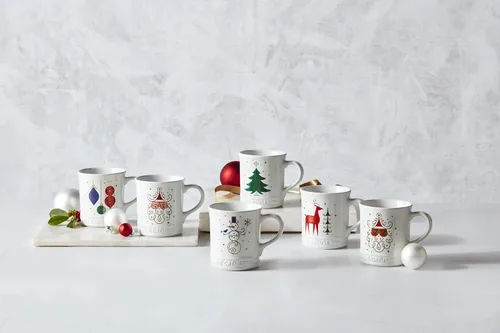 Vista 4 de Le Creuset Colección Noel: Taza de cerámica de Santa, 14 onzas, Negra con Aplicación