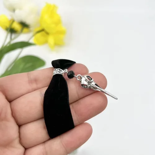 Vista 6 de Gothic Black Velvet Goth Choker Necklace for Women,Cameo Black Choker Crow Skull Pendant Necklace Vintage Collar Skull Necklace Gothic Jewelry