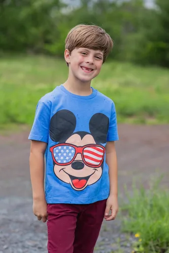 Vista 2 de Disney Mickey Mouse Camiseta del Día de San Patricio, 4 de Julio, Halloween, Navidad, Amor, Tallas de Niños Pequeños a Grandes (2T - 10-12)