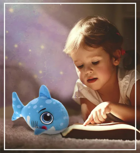 Vista 6 de DolliBu Juguete de peluche de tiburón azul, para niños y adultos, regalos de abrazo de tiburón, lindos animales de peluche para niños pequeños