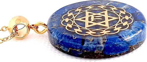 Vista 6 de Collar con colgante de energía de orgón con estrella de David Chai de acero dorado y auténticas piedras de lapislázuli. Fabricado en Estados Unidos
