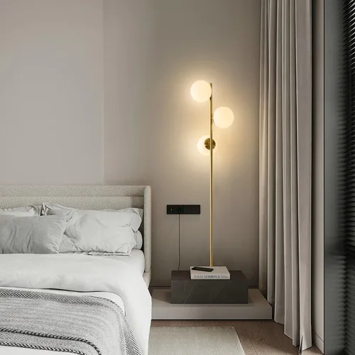 Vista 4 de Lámpara de pie moderna de mediados de siglo, lámpara de pie dorada de 3 luces con pantalla de vidrio Whithe, lámpara LED de poste alto para sala