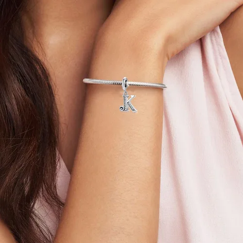 Vista 2 de BETTY&SARAH Dijes de plata de ley 925 con letras para pulseras y collares, dije con inicial del alfabeto, regalo de joyería para mujer