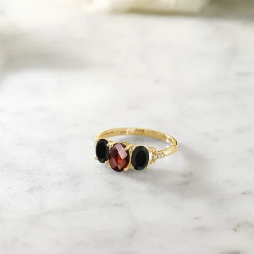 Vista 4 de Gem Stone King Anillo de compromiso ovalado de oro amarillo de 10 quilates con granate rojo y ónix negro y diamantes para mujer