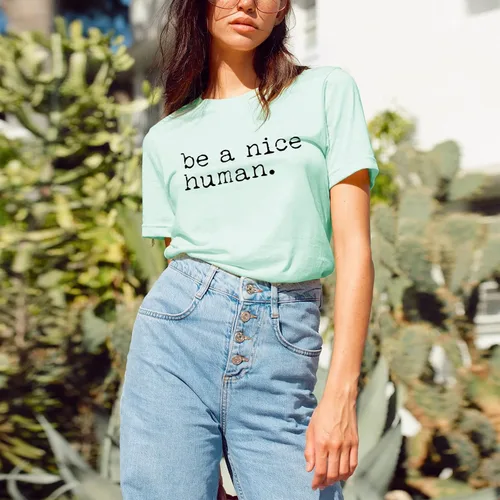 Vista 4 de Be a Nice Human - Camiseta de manga corta para mujer, diseño con texto en inglés "Be a nice human".