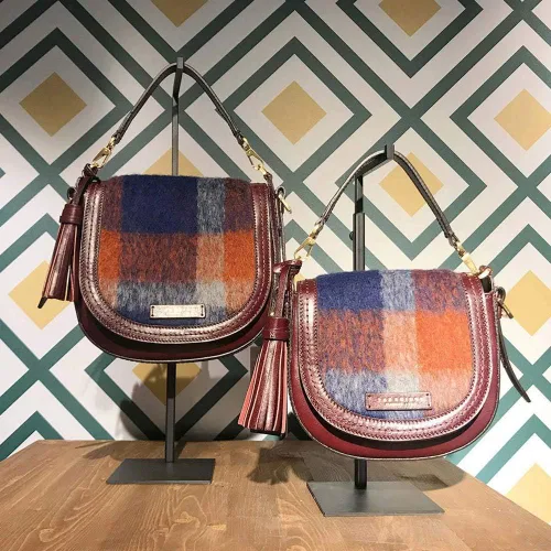 Vista 2 de Soporte de exhibición de bolso negro – Juego de 2 soportes de exhibición de monedero de altura ajustable para encimera al por menor, soporte