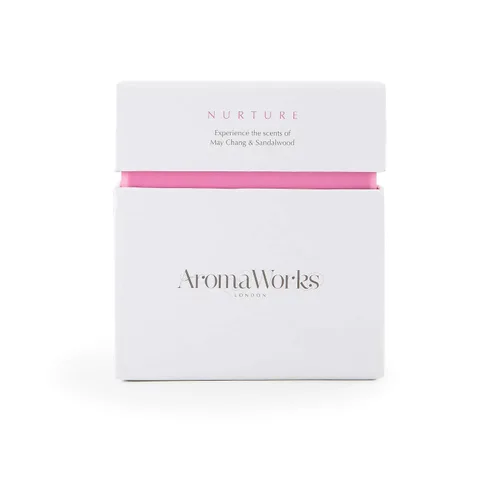 Vista 7 de AromaWorks London Nurture Vela de cera de soja – May Chang, aroma de manzanilla romana y sándalo – Calma, desestresante y sueño – Natural, vegano