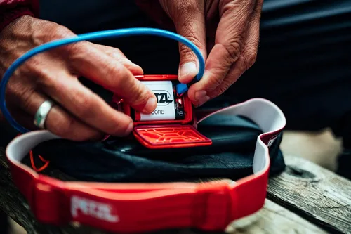 Vista 2 de PETZL ACTIK - Linterna frontal (450 lúmenes) con haz múltiple y luz roja, color gris