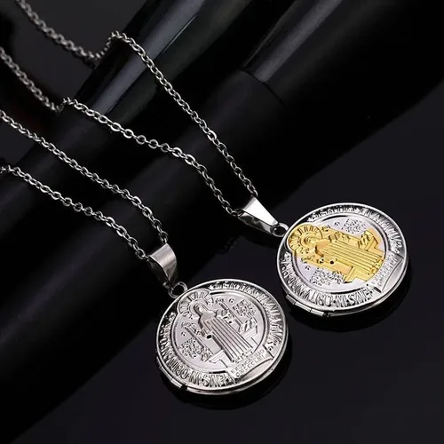 Vista 4 de Medalla de San Benito Medalla de Acero Inoxidable Collar para Mujeres Hombres Metal St Benito Cross Medallet Collares de fotos Gargantilla de San