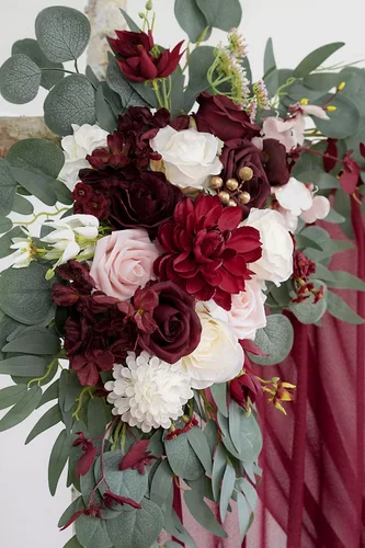Vista 5 de Olalaka Kit de flores artificiales para arco de boda de color burdeos (paquete de 3) con tela drapeada de arco brillante borgoña de 26 pies