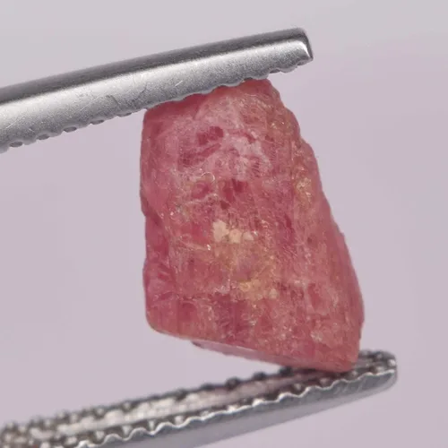 Vista 2 de Hermosa espinela áspera suelta piedra preciosa, piedra preciosa natural de espinela rosa áspera 2.50 Ct Espinela suelta, Gema, Espinela mejorada