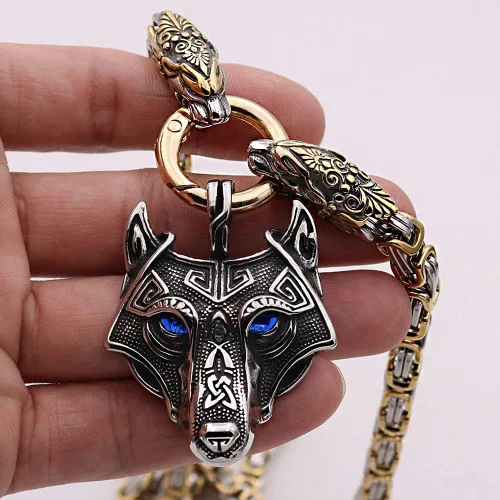 Vista 2 de Collar con colgante de lobo Fenrir con cabeza de dragón dorado con mezcla de acero inoxidable para hombre, amuleto vikingo nórdico con dije de lobo