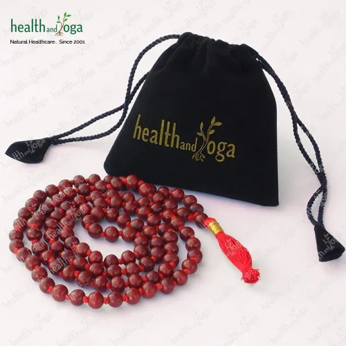 Vista 4 de HealthAndYoga™ Mala de Palo de Rosa (108 + 1 Cuentas con Borla) y Bolsa de Terciopelo - Rosario Anudado a Mano para Canto de Mantra, Meditación