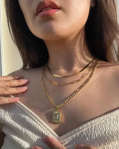 Vista 4 de Joycuff - Collar con dije de letra inicial, chapada en oro de 18 quilates, medallón rectangular con alfabeto cuadrado, hecho a mano, de acero