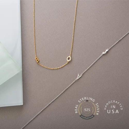 Vista 2 de Deidreamers Collar personalizado de plata de ley con iniciales de letras pequeñas