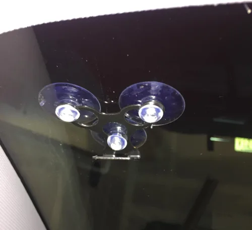 Vista 4 de Soporte de montaje de parabrisas Cobra para detectores de radar Cobra 3 ventosas transparentes mejoradas. Este soporte para parabrisas Cobra es