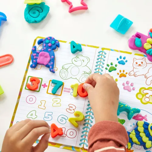 Vista 6 de Play Doh - Juego de aprendizaje creativo que incluye mantel, calcomanías, 5 cortadores de animales, 10 sellos, 3 herramientas y 5 latas de masa