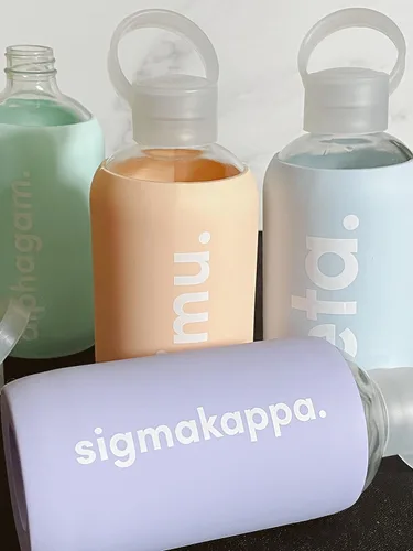 Vista 3 de Sorority Shop Pi Beta Phi - Botella de agua de vidrio con funda de silicona, botella de agua de 16 onzas, botella de agua de vidrio reutilizable
