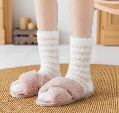 Vista 2 de Calcetines peludos para mujer, cálidos y suaves